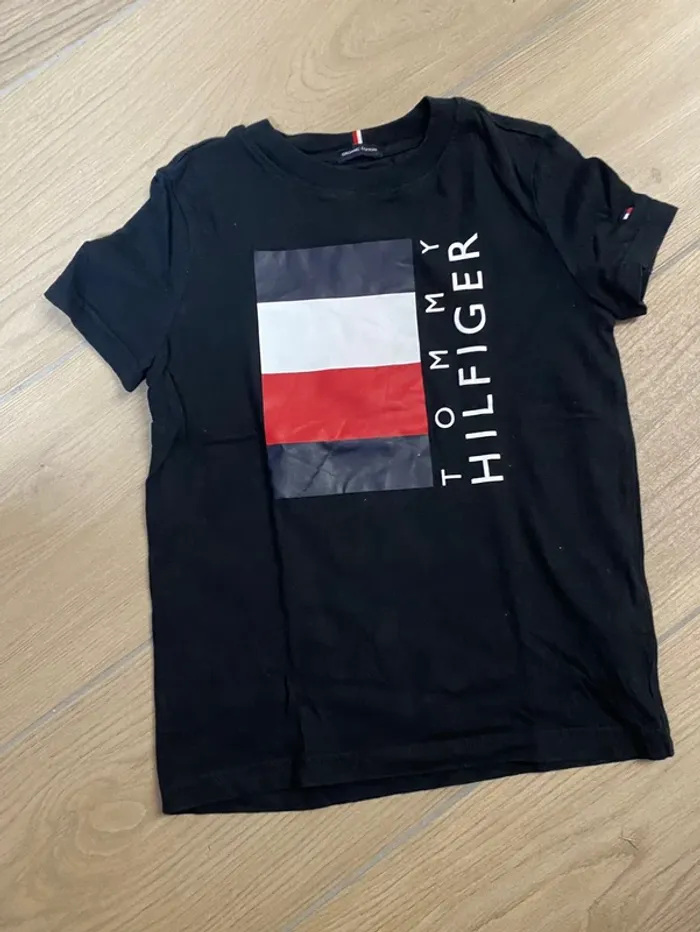Tommy Hilfiger t shirt neuf 7 ans