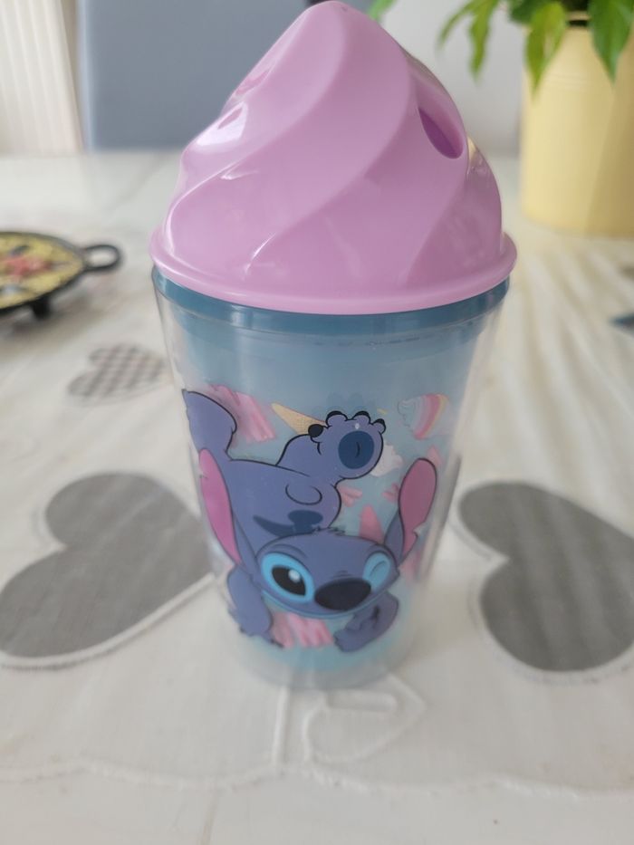 Grand verre plastique stitch avec couvercle pour paille