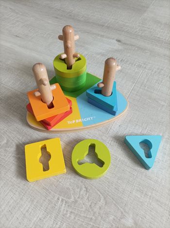 Jouet à trier et encastrer en bois
