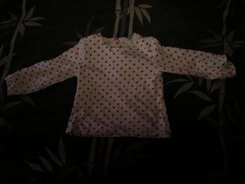 Tee shirt manches longues beige à pois rouge 12 mois