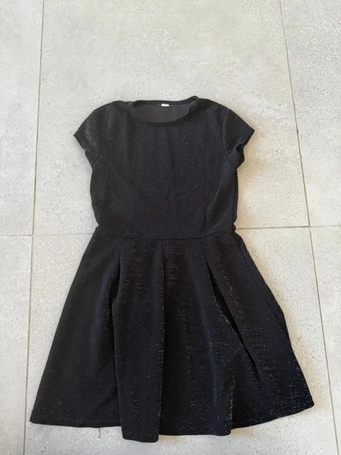Robe noir taille 146/152cm, très bon état