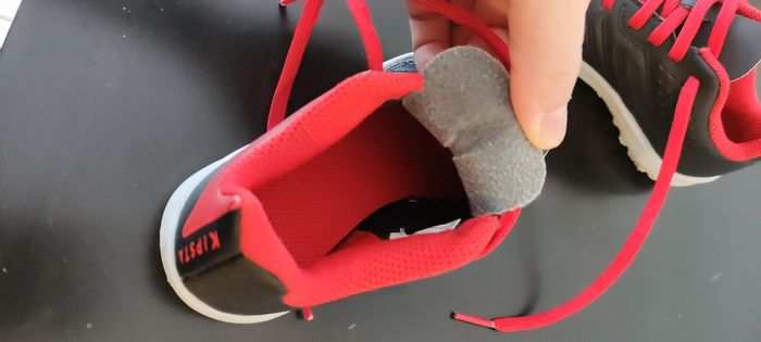 Chaussures de foot Kipsta noires et rouges pointure 28 - photo numéro 5