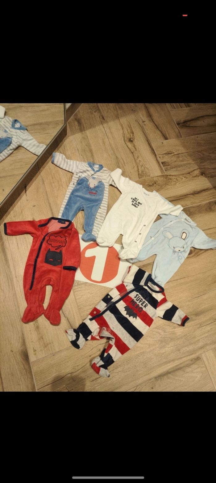 Lot 5 pyjamas velours idéal maternité
Taille 54-54cm
Bon état quelques jaunis au col cf photo 
Marque batman absorba