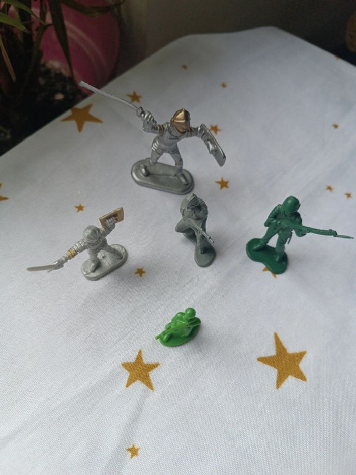 Petit soldat soldier chevalier knight 1995 lm Disney épée fusil argenté silver vert green gris grey - photo numéro 2