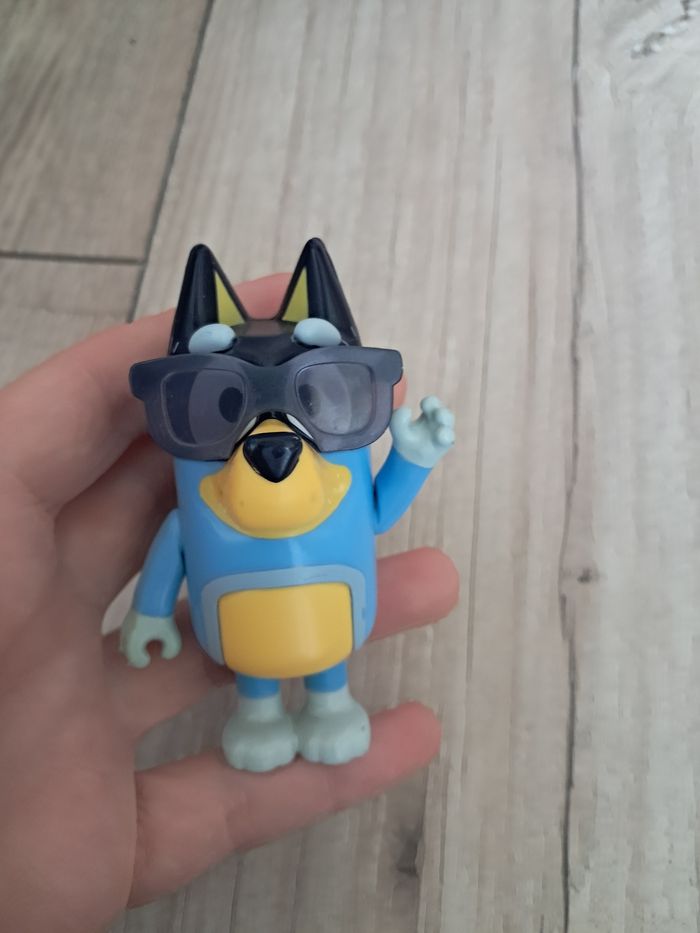 Figurine papa de bluey : bandit et ses lunettes de soleil - photo numéro 2