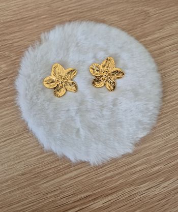 Boucles d'oreilles femme dorées forme fleur 