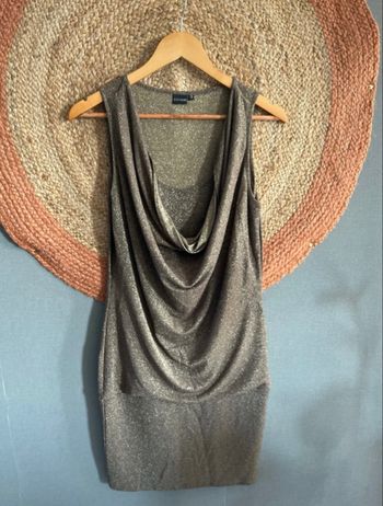 Très jolie robe fourreau dorée Bodyflirt 36/38 col benitier 