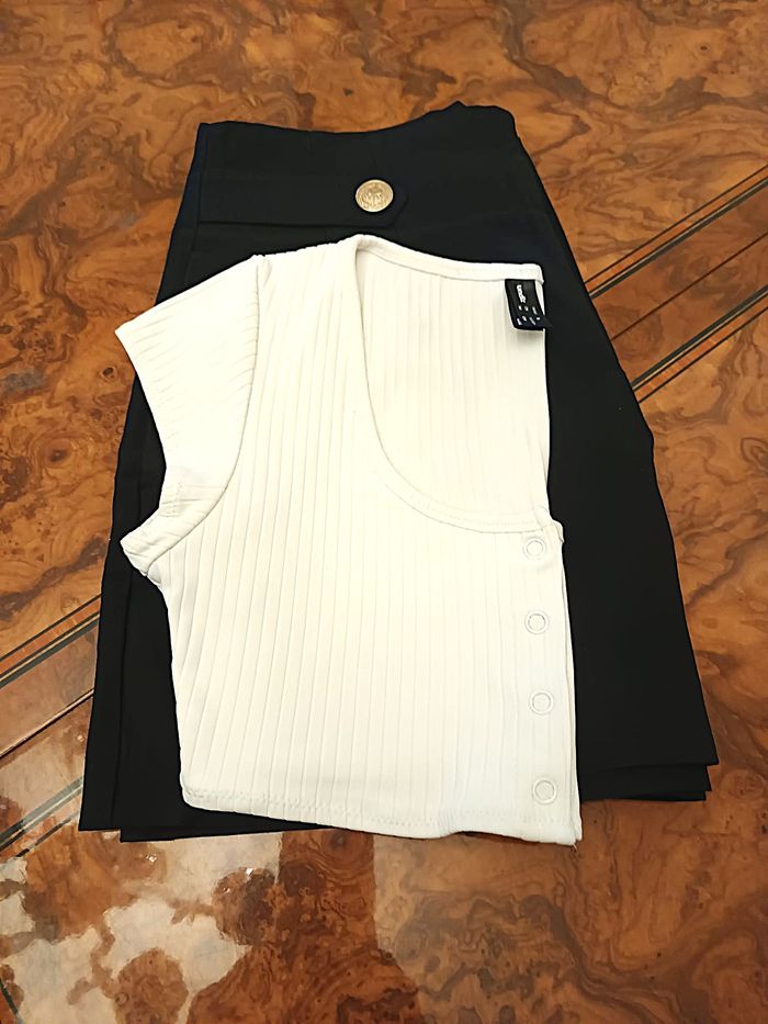 Ensemble Neuf 1 Short ZARA taille S + 1 haut UNDIZ taille S