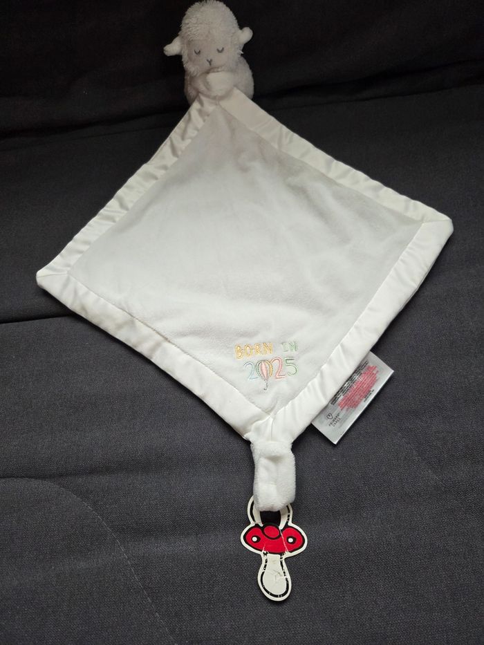 Doudou mouton blanc avec mouchoir Born In 2025- Primark