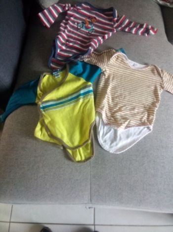 3 bodies manches longues diverses marques.