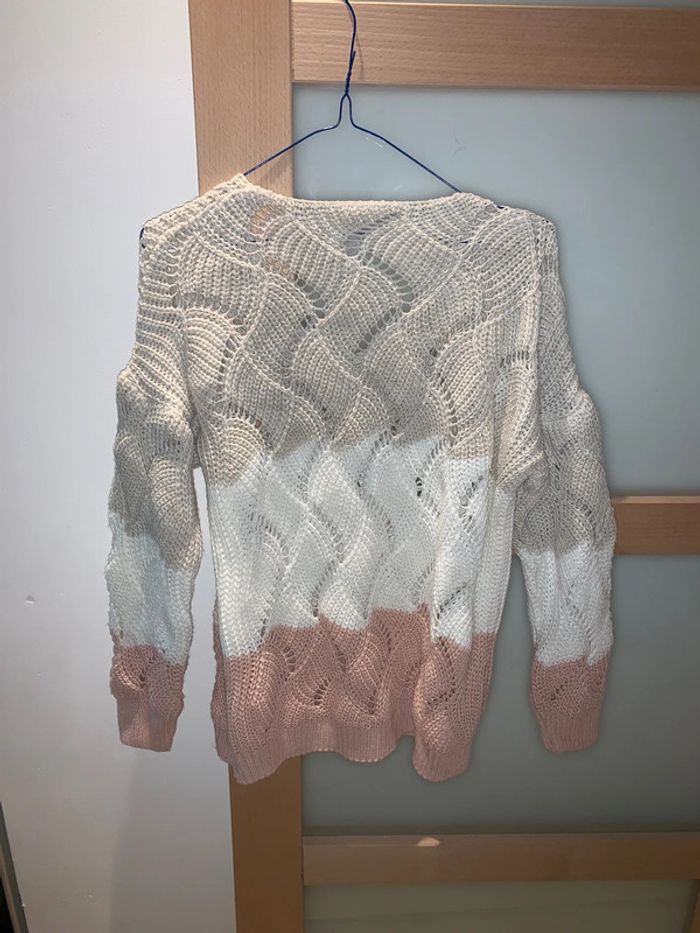 Pull léger ajourée tricolore en très bon état - photo numéro 2