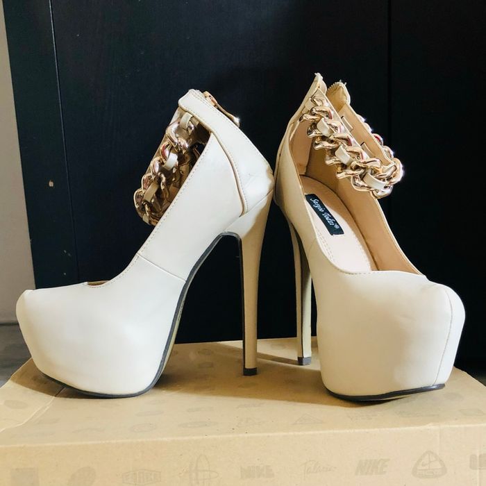 Talon beige avec chaîne