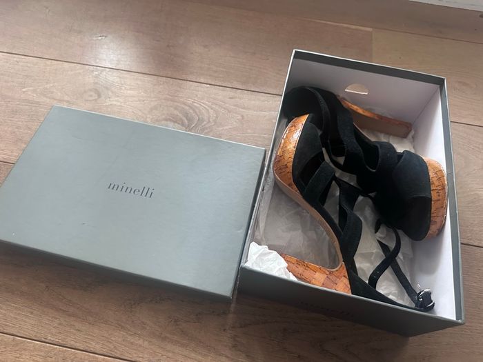 chaussures femme ouvertes noirs en daim de la marque Minelli, en très bon état. - photo numéro 3