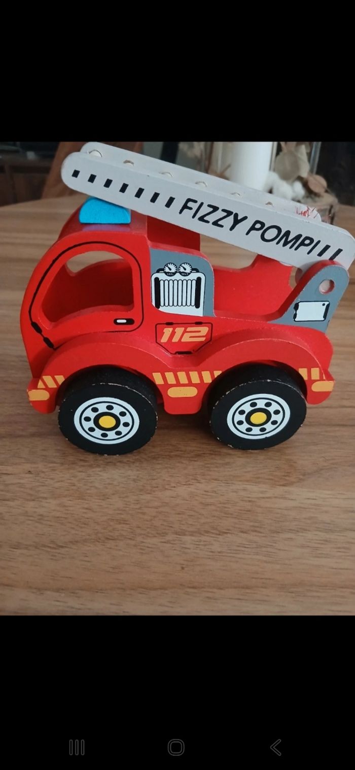 Camion de pompiers en bois