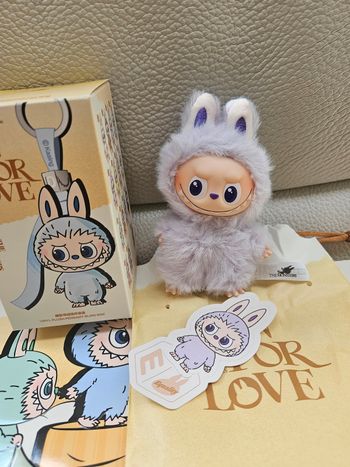 Labubu Pin for Love lettre E violet parme Pop Mart