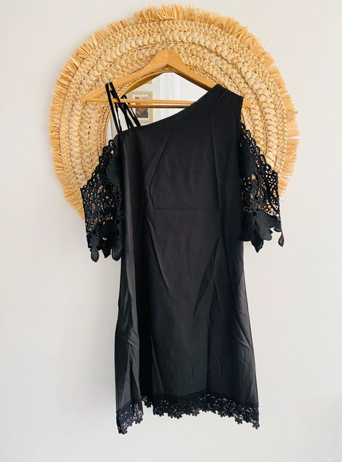 Robe noire avec dentelles neuve taille L - photo numéro 2