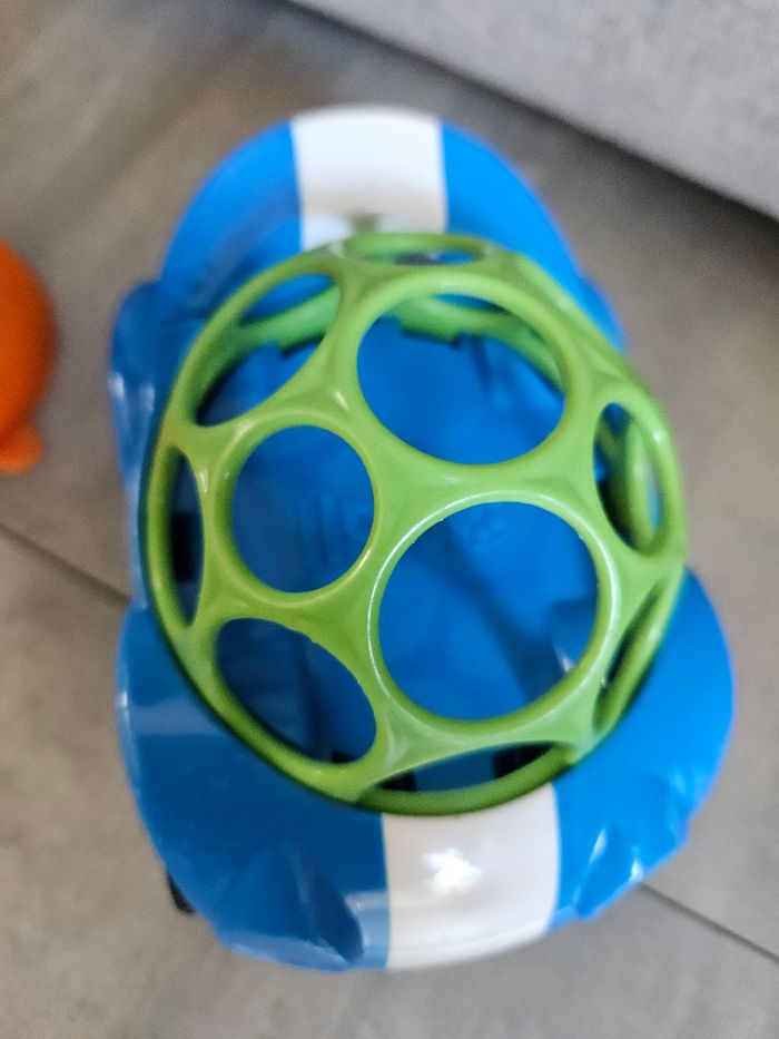 Lot jouets d'éveils Oball voiture et balle - photo numéro 3