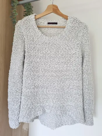 Pull blanc, détail brillant argenté