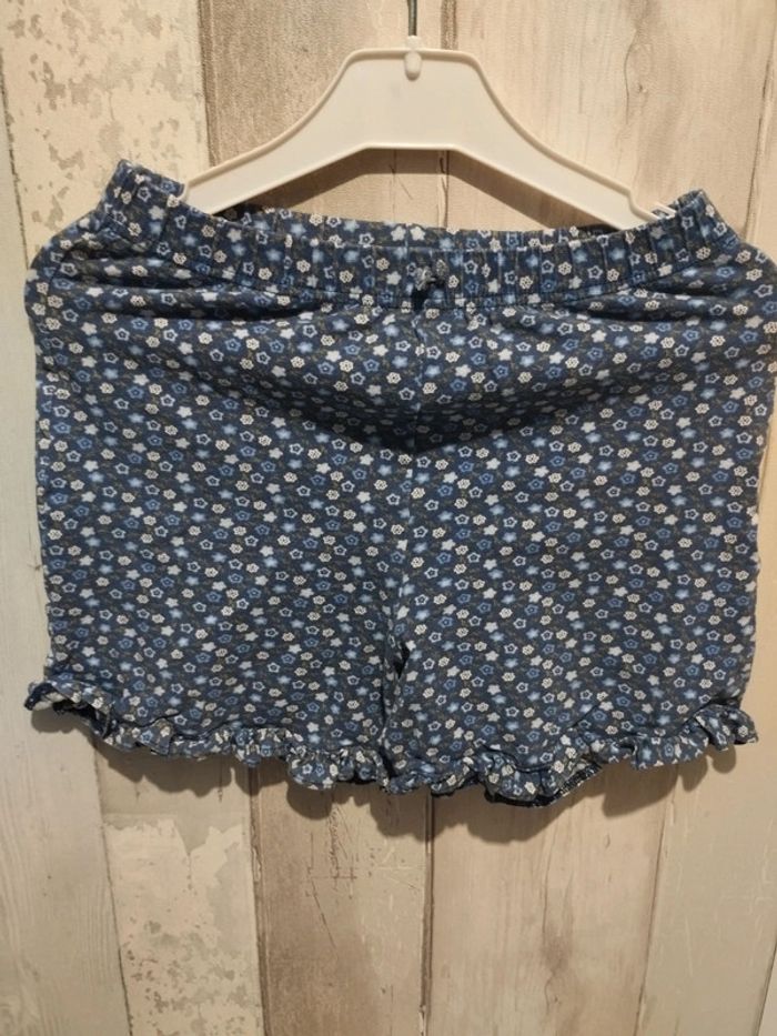 short fille à fleurs