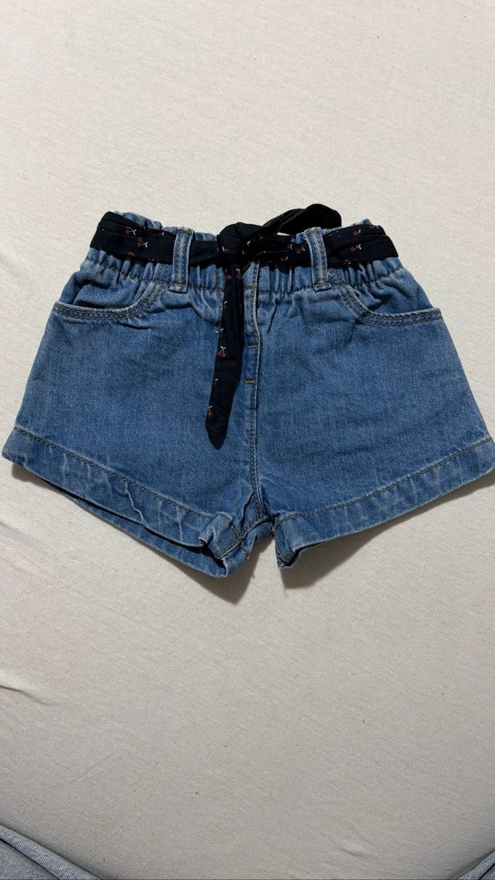 🍒 Short en jean avec ceinture en tissu noir motif cerises – Kiabi – 3 mois