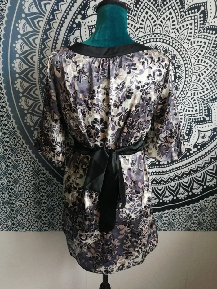 Haut style kimono en satin beige et noir motifs fleurs / sans marque / (42) - photo numéro 6
