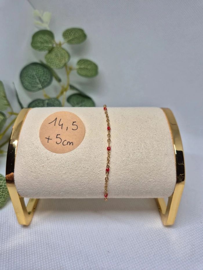 1 bracelet modèle unique en acier inoxydable dorée perles rouge