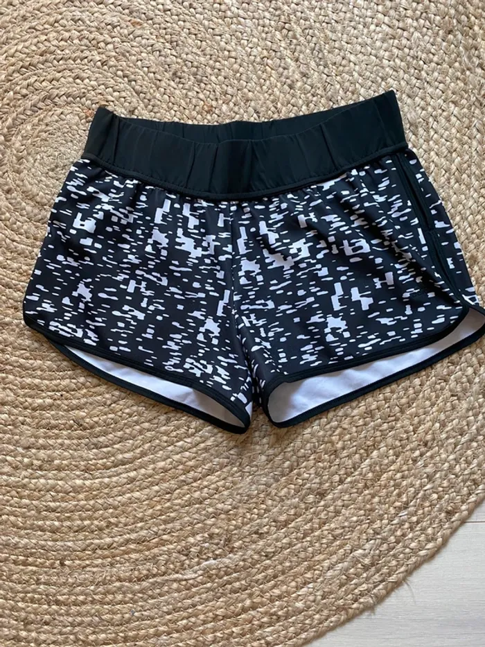 Short de sport Adidas femme – Taille S – Motif pixel noir et blanc
