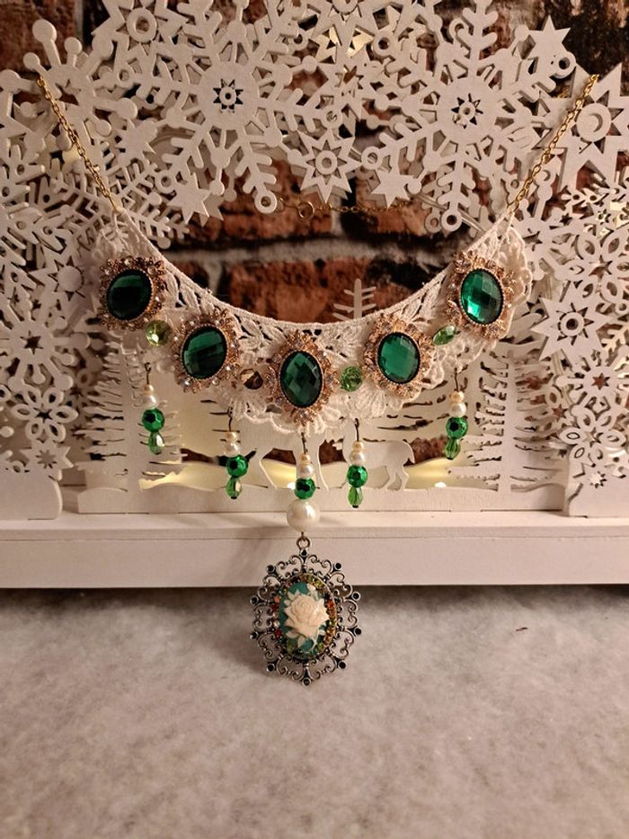 Collier magnifique strass vert dentelle et pendentif camé - photo numéro 5