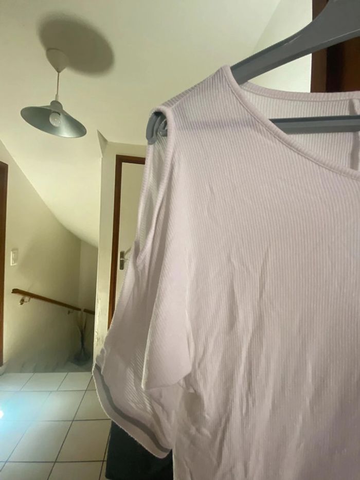 Superbe TEE shirt femme épaule dénudée très bon etat - photo numéro 4