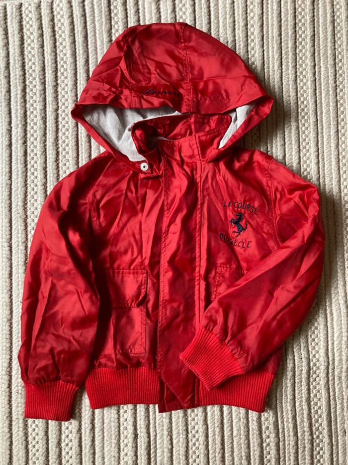 Bomber rouge avec capuche à boutons Ferrari 4 ans