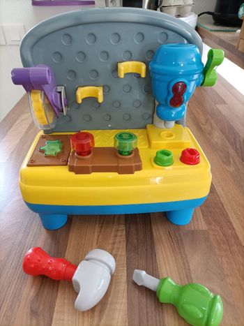 Établi de bricoleur musical, avec bruits d'outils