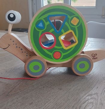 Escargot Hape en bois à tirer