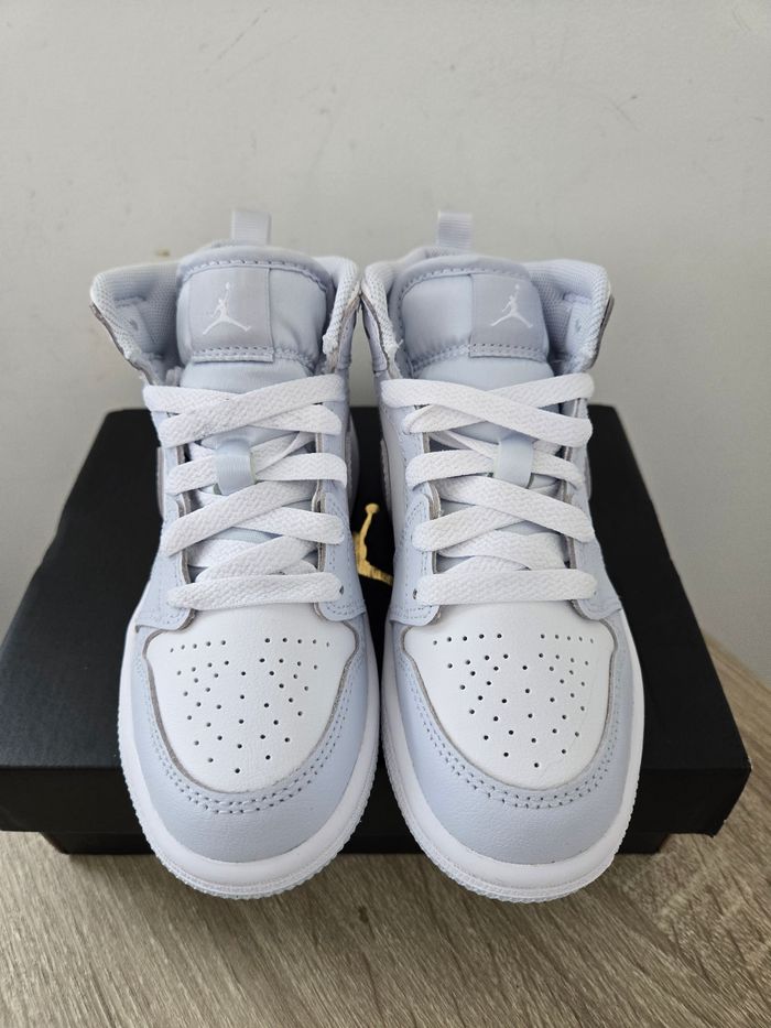 Nike Jordan 1 mid taille 28 neuves blanc bleu - photo numéro 3