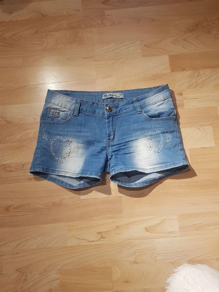 Short en jeans effet délavé avec strass