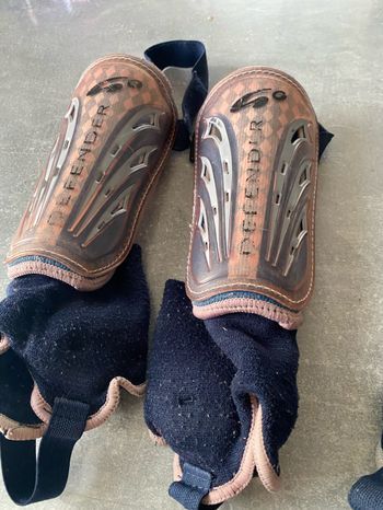 Une paire de protège tibia marque Go Sport