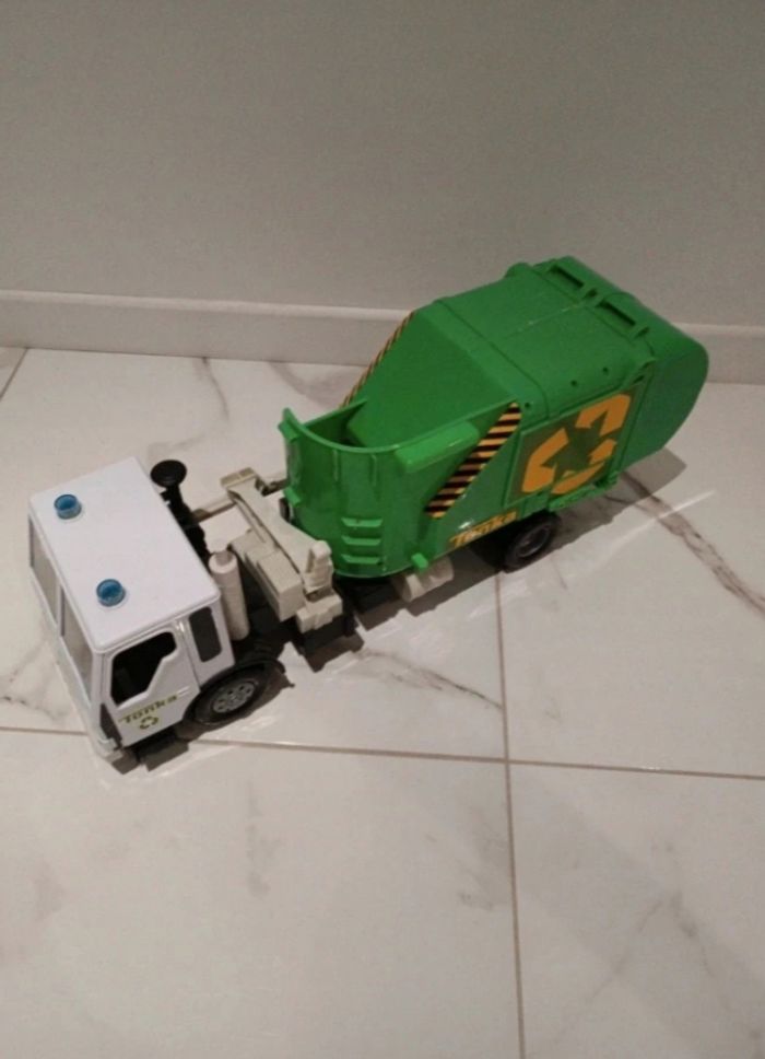 Gros camion de poubelle