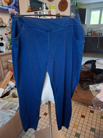 Jeans bleu femme neuf taille 44 marque halara
Longueur 97 cm 
Prix 8 euro