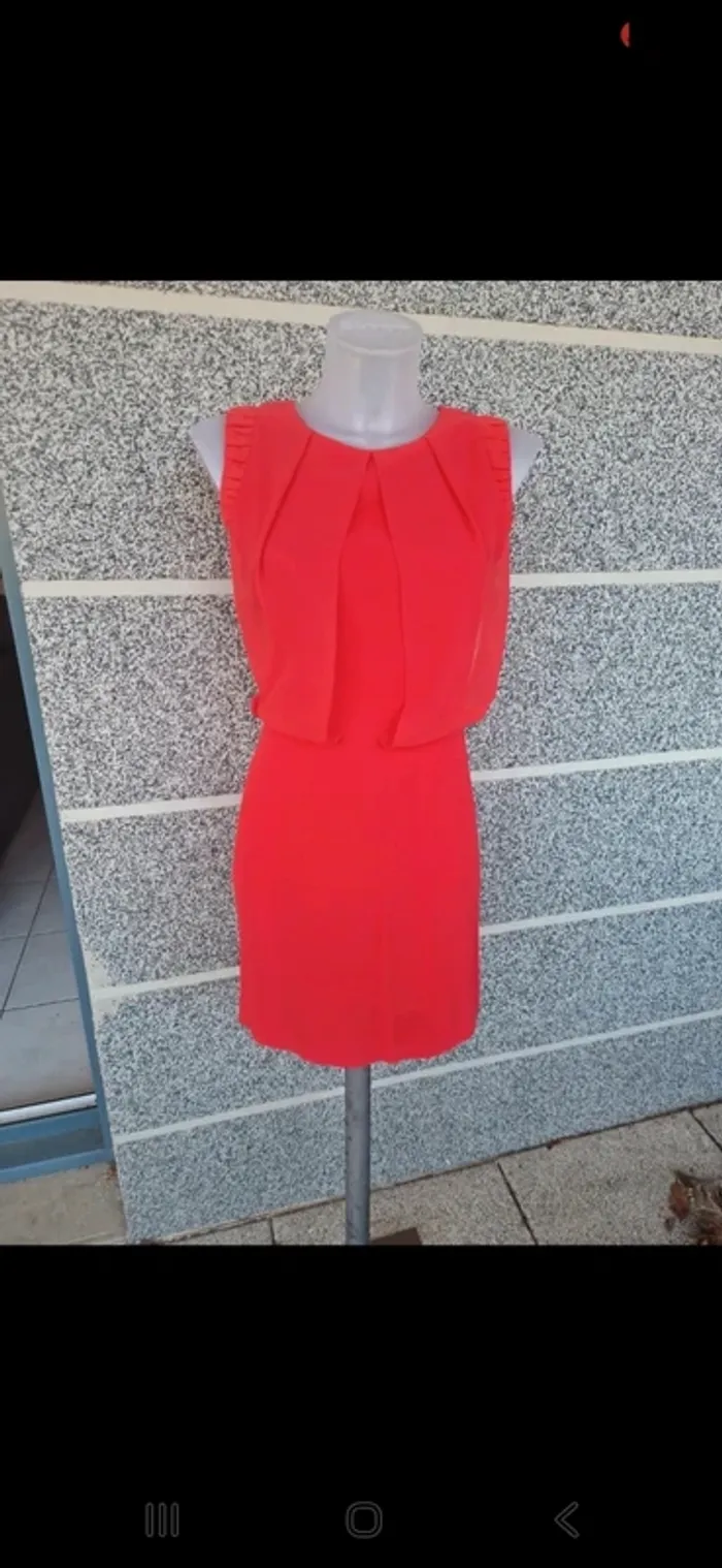 Belle robe sandro taille 36 très bon etat