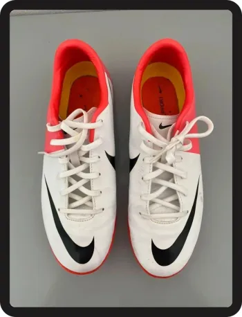 Nike Chaussures Football blanche & Rose Taille 38,5