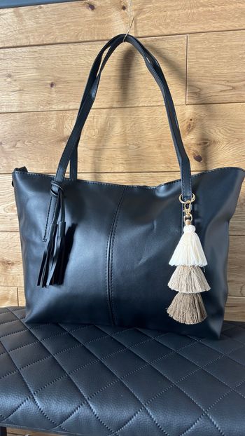 Sac noir au look épuré grand format élégant pratique et tendance neuf