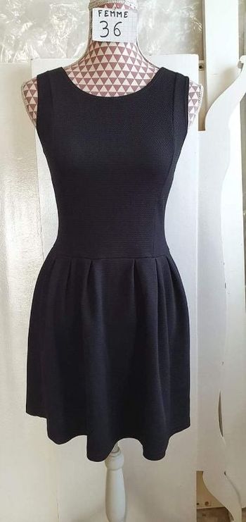 Robe, noir, en très très bon état, longueur 80cm,