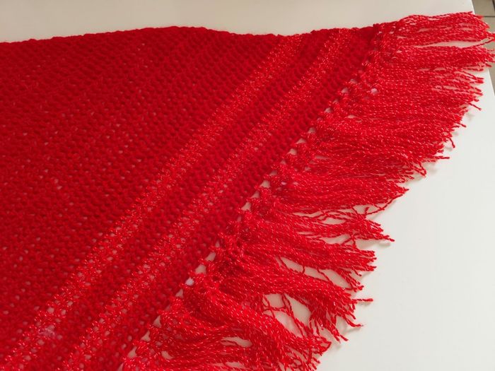 Joli châle confection artisanale au crochet de couleur rouge et rouge pailleté  hauteur de milieu 100 cm  , largeur 158 cm - photo numéro 5
