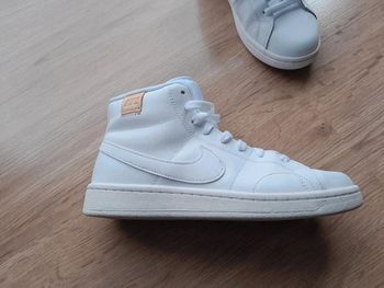Baskets Femme Nike Court taille 39