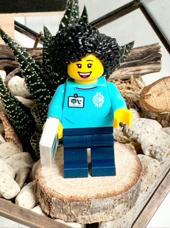 Lego Figurines Ninjago : Borg, Employée du Store (visage double expression) - NEUF