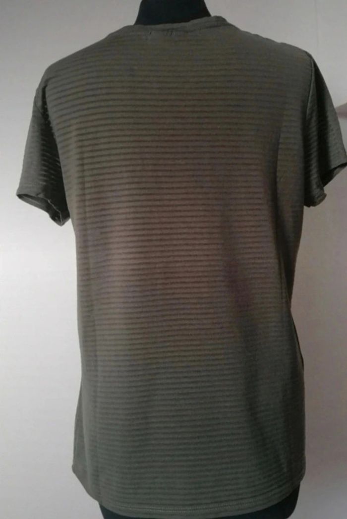 Tee-shirt avec une poche Kiabi taille M - photo numéro 4
