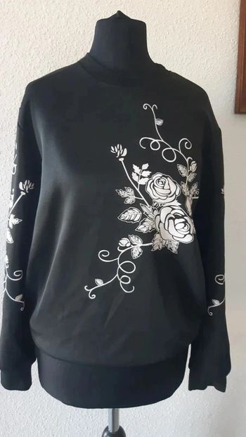 Pull taille unique rock roses fleurs noir