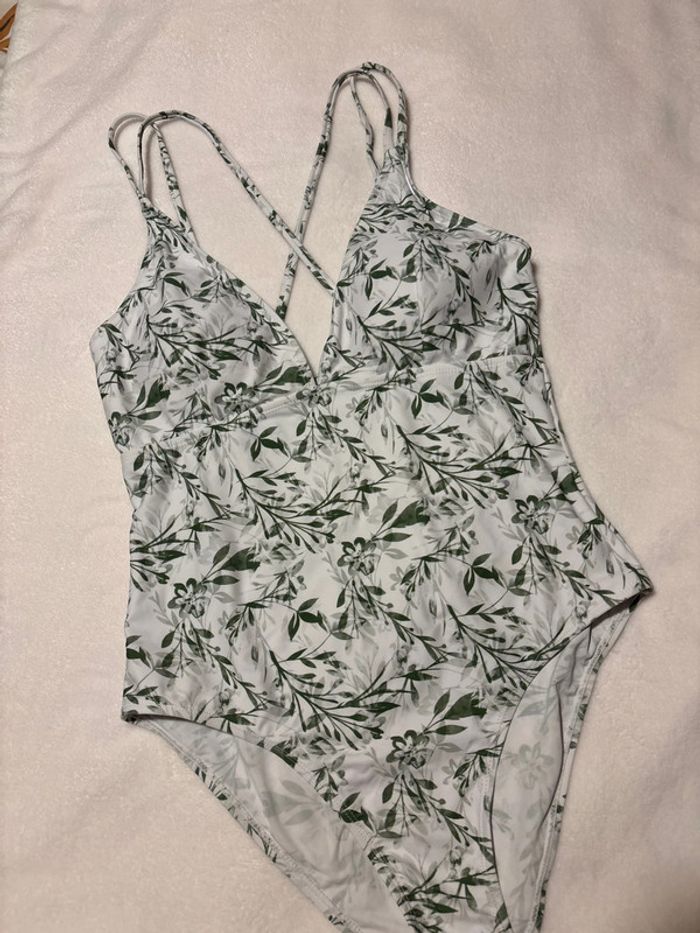 Maillot de bain feuillages vert et blanc taille 40