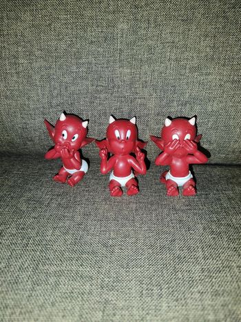 3 figurines diables