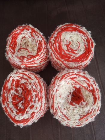 Lot de 4 Pelotes Fantaisies effet Bouclettes Écru et Rouge (330g)