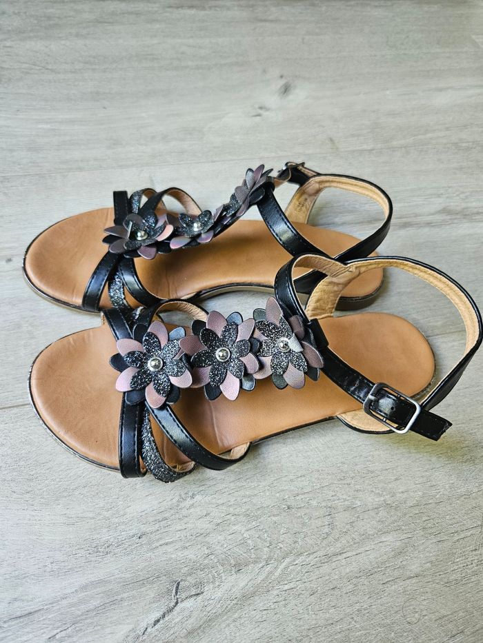 Sandales noires fleuries 38 - photo numéro 2